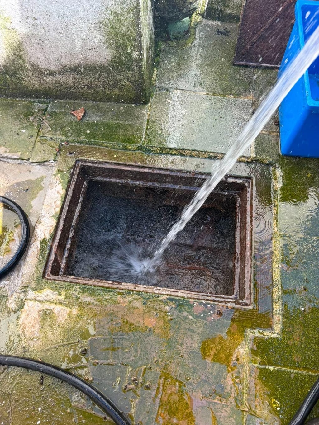 Jet d’eau haute pression Nero Canalis projeté dans un regard d’égout extérieur à Ixelles